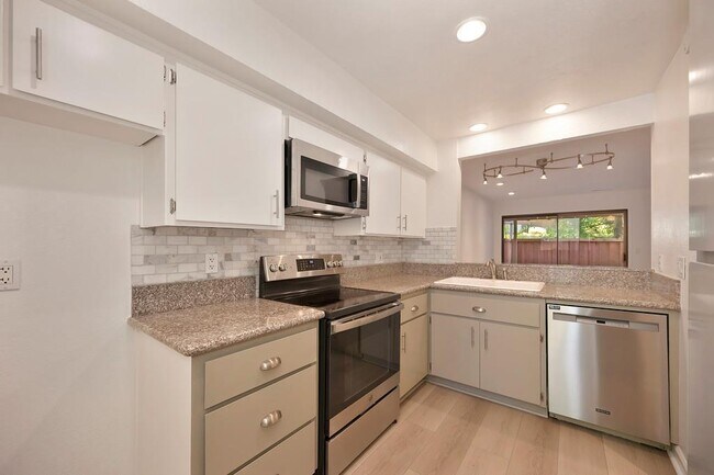 Building Photo - 13051 Lincoln Way