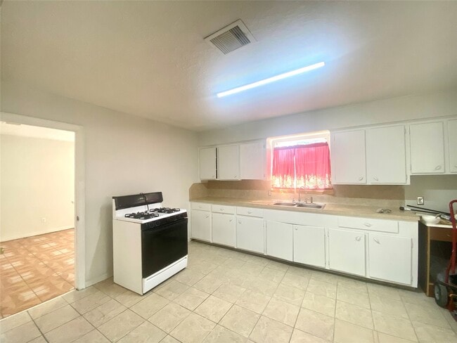 Building Photo - 6518 Linden St