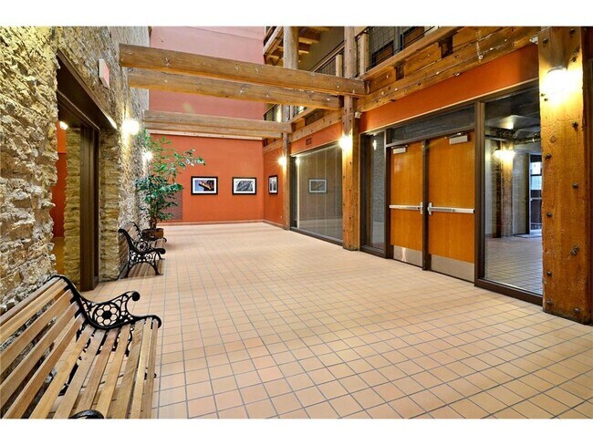 Building Photo - 400 N 1st St