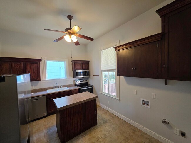 Building Photo - Large one story 3 bedroom Victorian cottage