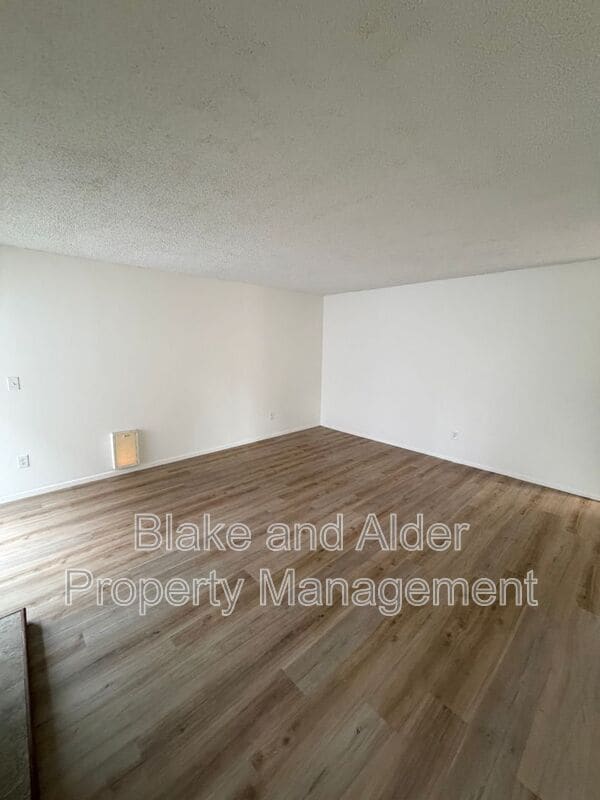 Building Photo - 5533 SW Lombard Ave