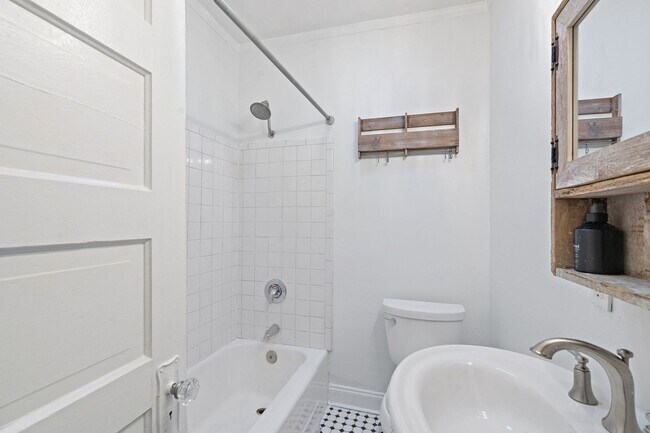 Building Photo - Adorable East Nashville Cottage w/ HUGE Fully-Fenced backyard!
