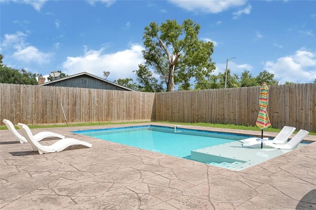 Building Photo - 12115 Wood Forest Dr