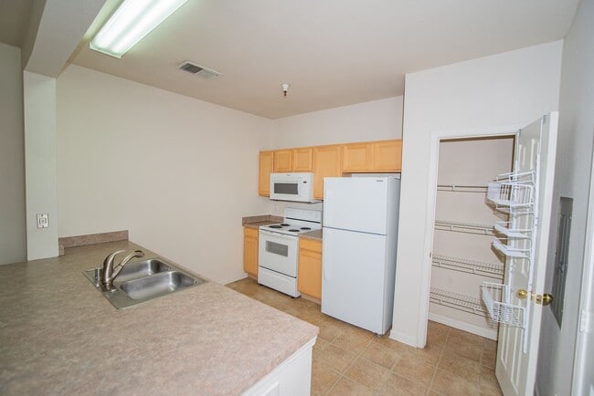 Building Photo - 2 Bedroom Suites Condo Near UNR