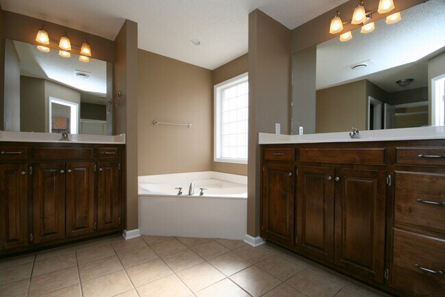 Building Photo - 176 Timber Oak Rd