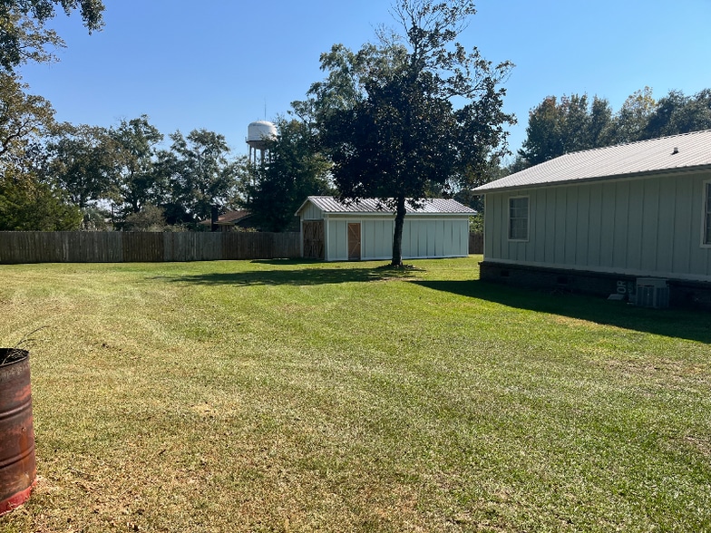 Building Photo - 26743 Pine St