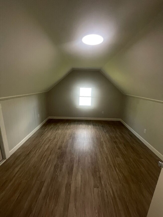 Building Photo - AVAILABLE NOW!! 4 Bed 1.5 Bath Home IN South Park