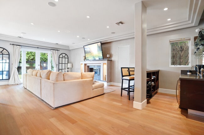 Living room with bar - 841 N Crescent Heights Blvd