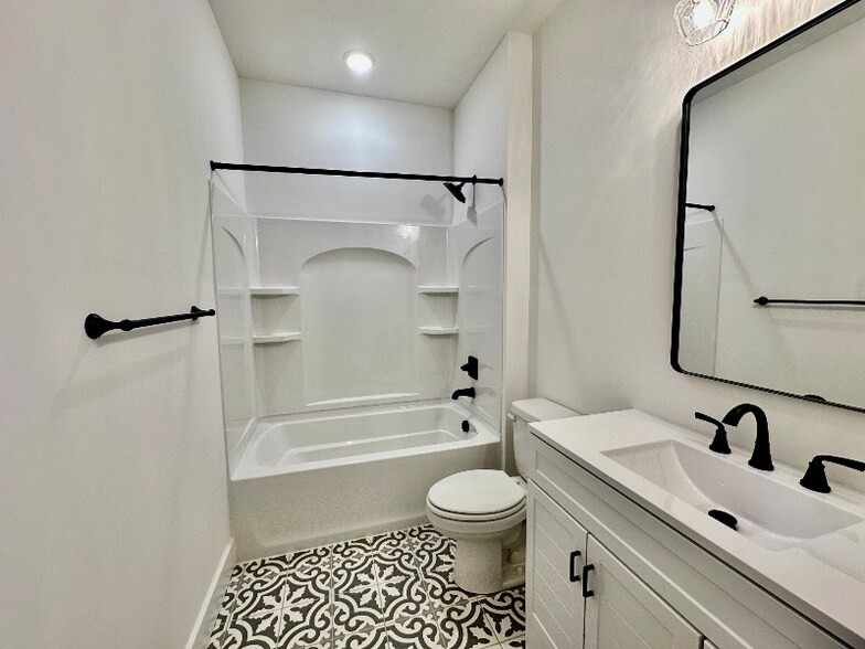 Building Photo - 1004 1/2 N 21st St