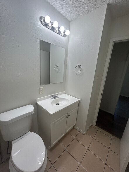 Building Photo - 404 Fox Dr