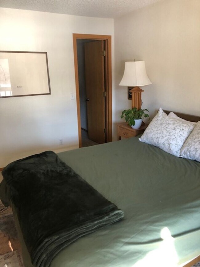 Building Photo - Furnished or Unfurnished One Bedroom / One Bath Apartment in Central Boulder