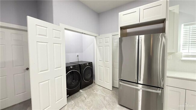 Building Photo - 30 Lilac Ave