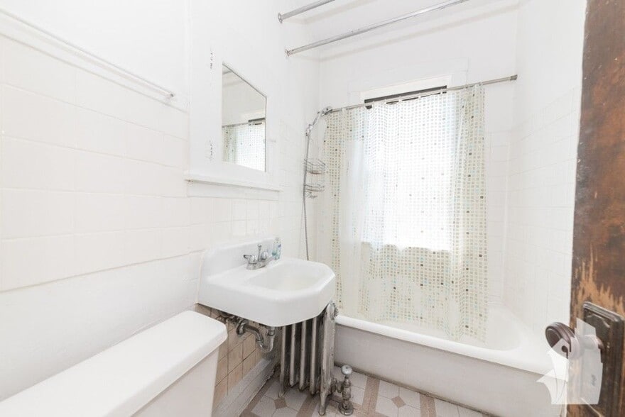 Building Photo - 1940 W Wilson Ave