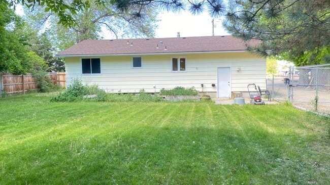 Building Photo - Cozy Farmhouse
