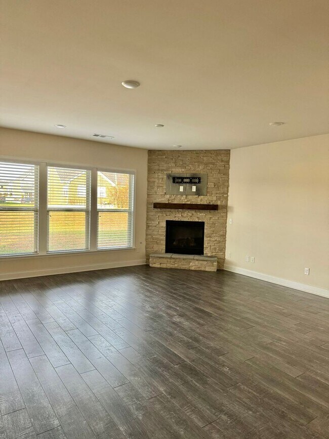 Building Photo - 4 Bedroom, 3.5 Bath Home w/ Backyard and 2 Car Garage