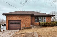 Building Photo - Spacious 4 bedroom 2 bathroom home