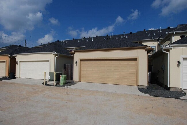 Building Photo - 2055 Spring Cedar Ln