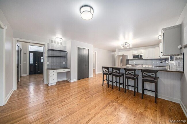 Building Photo - 695 Heritage Dr