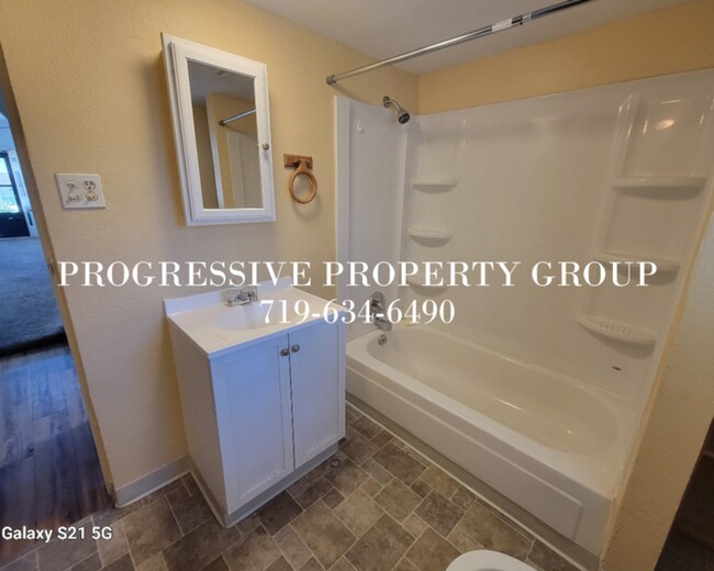 Building Photo - 1515 E Orman Ave