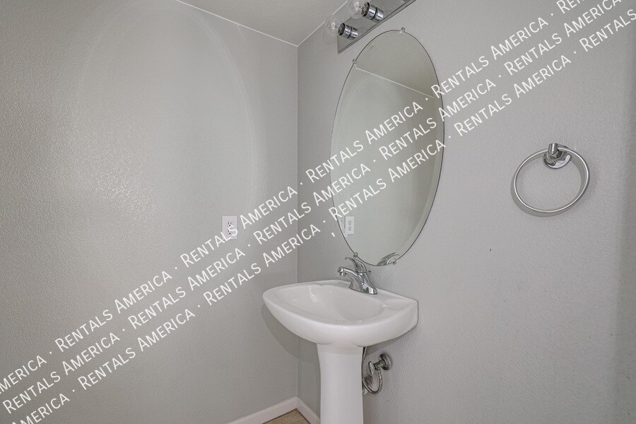 Building Photo - 7441 W Fleetwood Ln