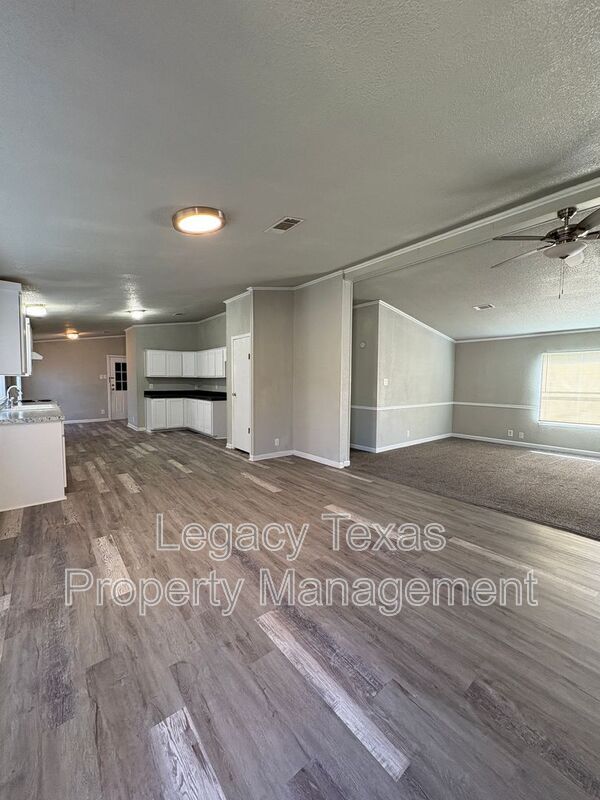 Building Photo - 404 E Westhill Dr