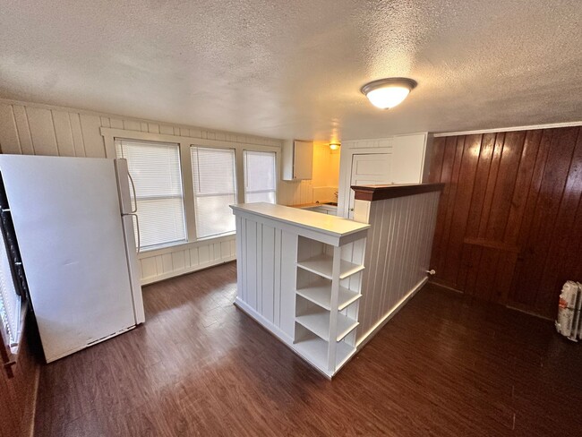 Building Photo - COZY 2-Bed GARAGE APARTMENT w/ FENCED YARD...