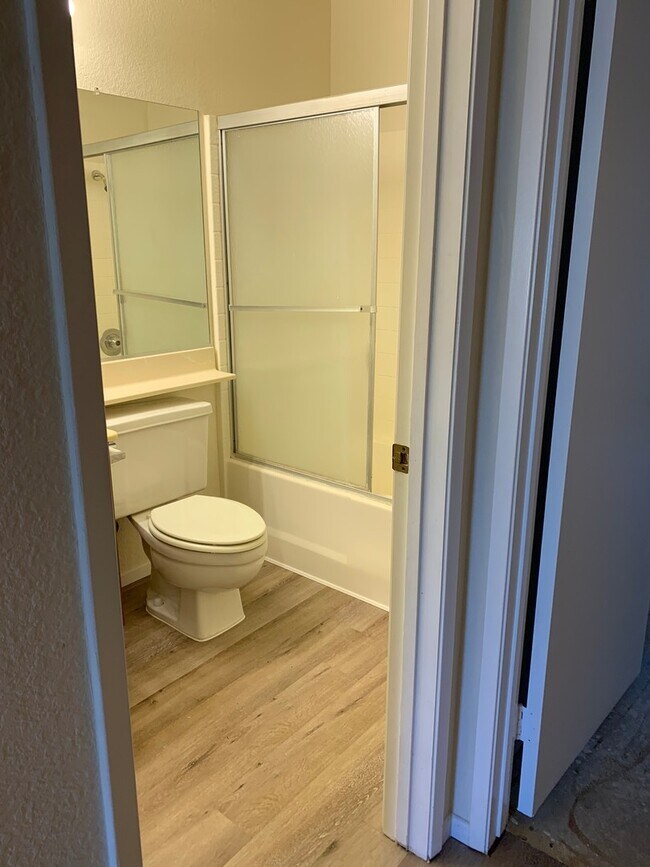 Building Photo - Charming 2 bed 2 bath in west side of Heme...