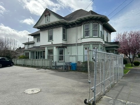 Building Photo - 125 W Cedar St