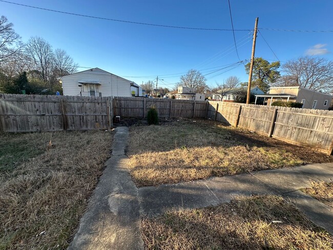 Building Photo - 4 bed 2 bath house in Rva North Side! Laun...