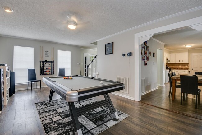 Building Photo - 4 bedroom 2.5 bath home on the water with ...
