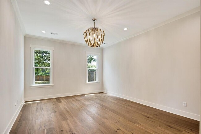 Building Photo - 352 Avon Rd