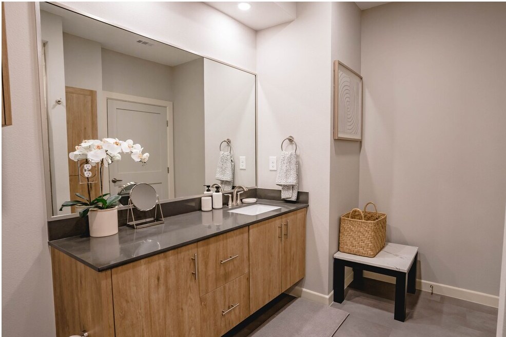 Building Photo - 600 E Dallas Ave