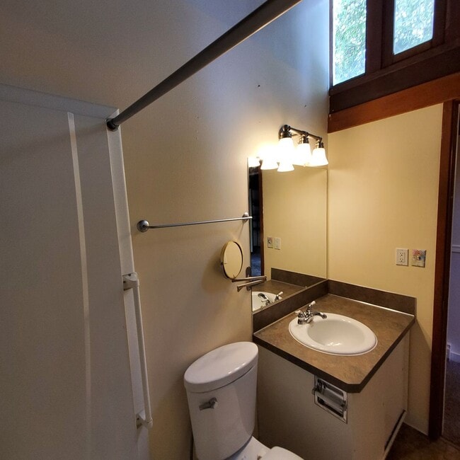 Building Photo - Cozy 2 Bed : 1Bath House Close to Schools