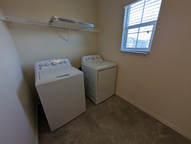 Building Photo - "Spacious 4-Bed Home with 2.5 Baths in Charming Clovis Locale – 1945 Sq. Ft. of Comfort!"