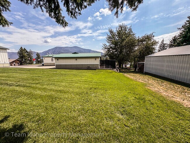 Building Photo - Fully furnished and stocked Single Level H...