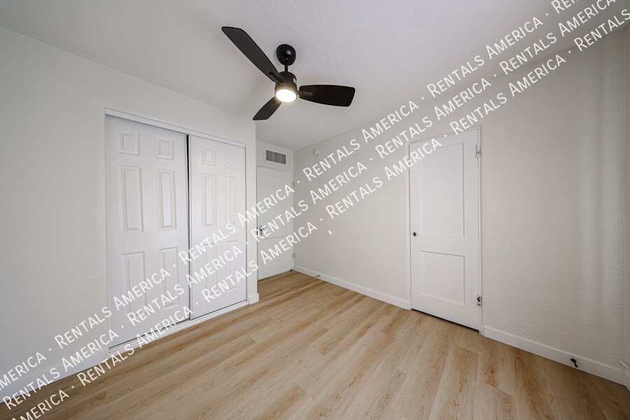 Building Photo - 2047 E Virginia Ave