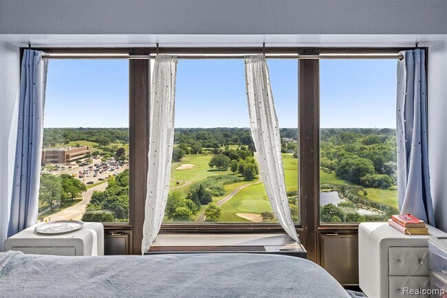 Building Photo - 5000 Town Center Dr