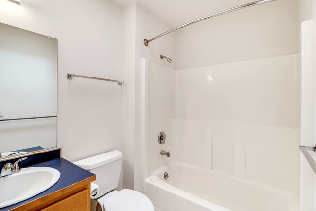 Building Photo - 3 Bedroom 2.5 Bathroom - Pet Friendly - Fe...