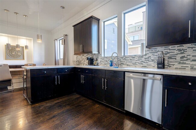 Building Photo - 1205 Summer St