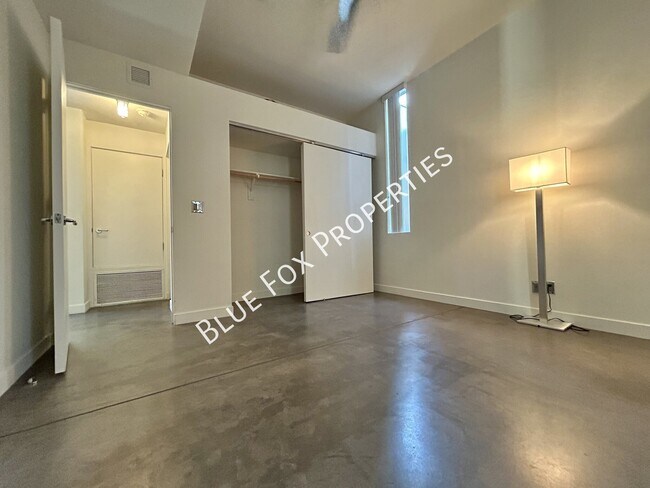 Building Photo - 3611 E 3rd St