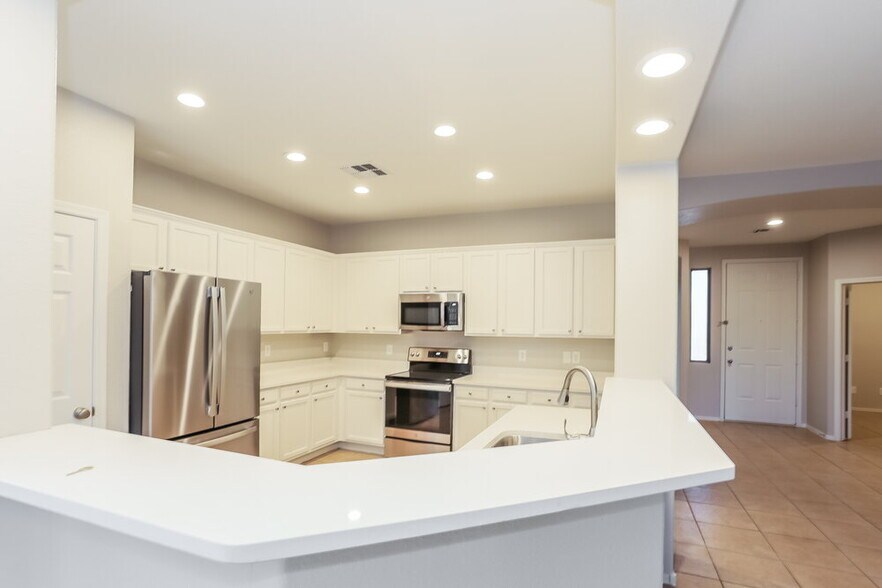 Building Photo - 6531 S 17th Ave