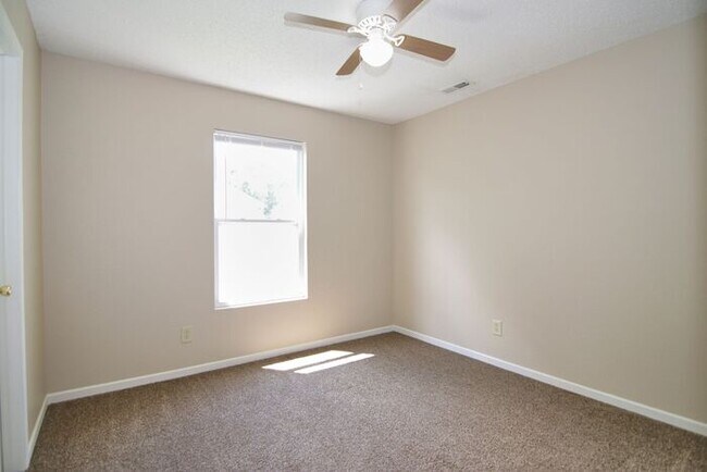 Building Photo - LOVELY 3 BEDROOM, 2.5 BATHROOM HOME IN DESIRABLE NOBLESVILLE!