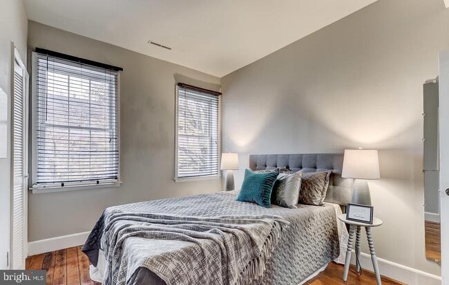 Building Photo - 825 S Charles St