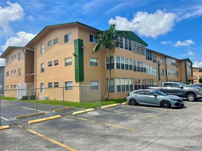 Building Photo - 110 Royal Palm Rd
