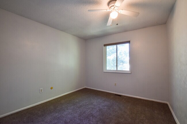 Building Photo - 4925 Hackamore Dr N