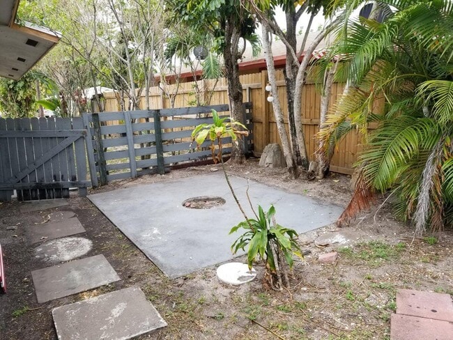 Building Photo - 215 SW 1st Ct