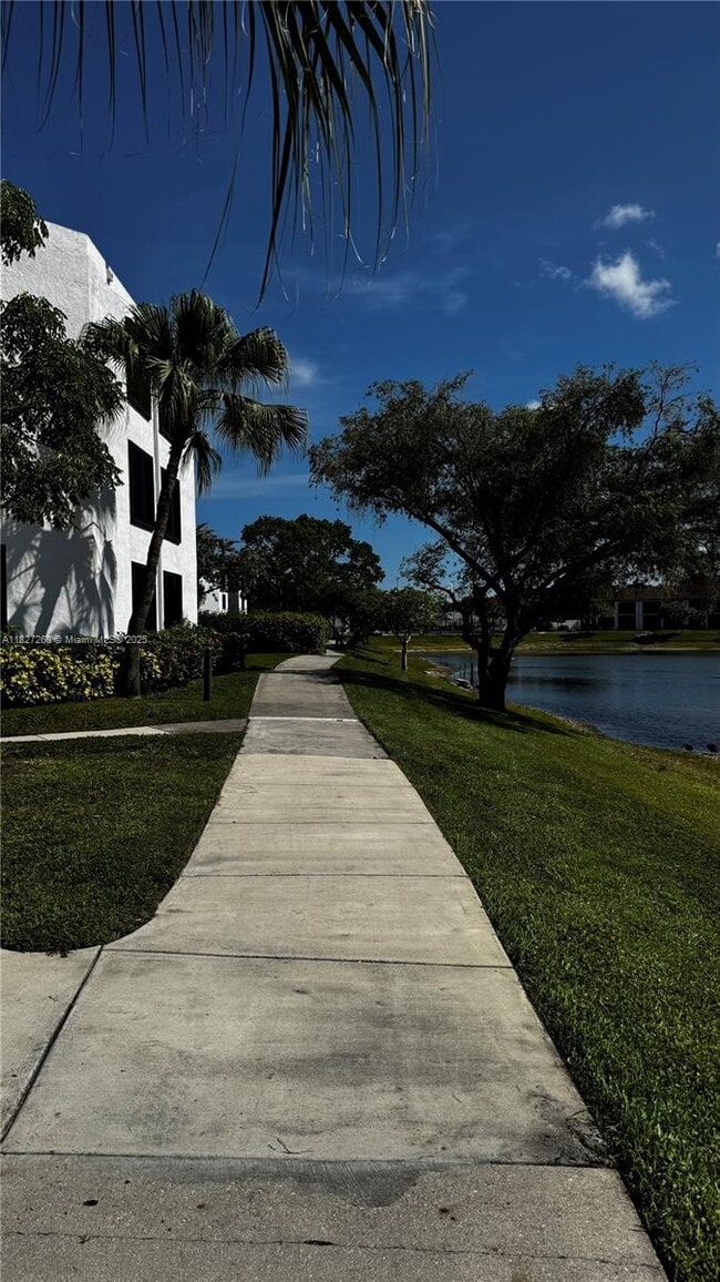 Building Photo - 212 Lake Pointe Dr