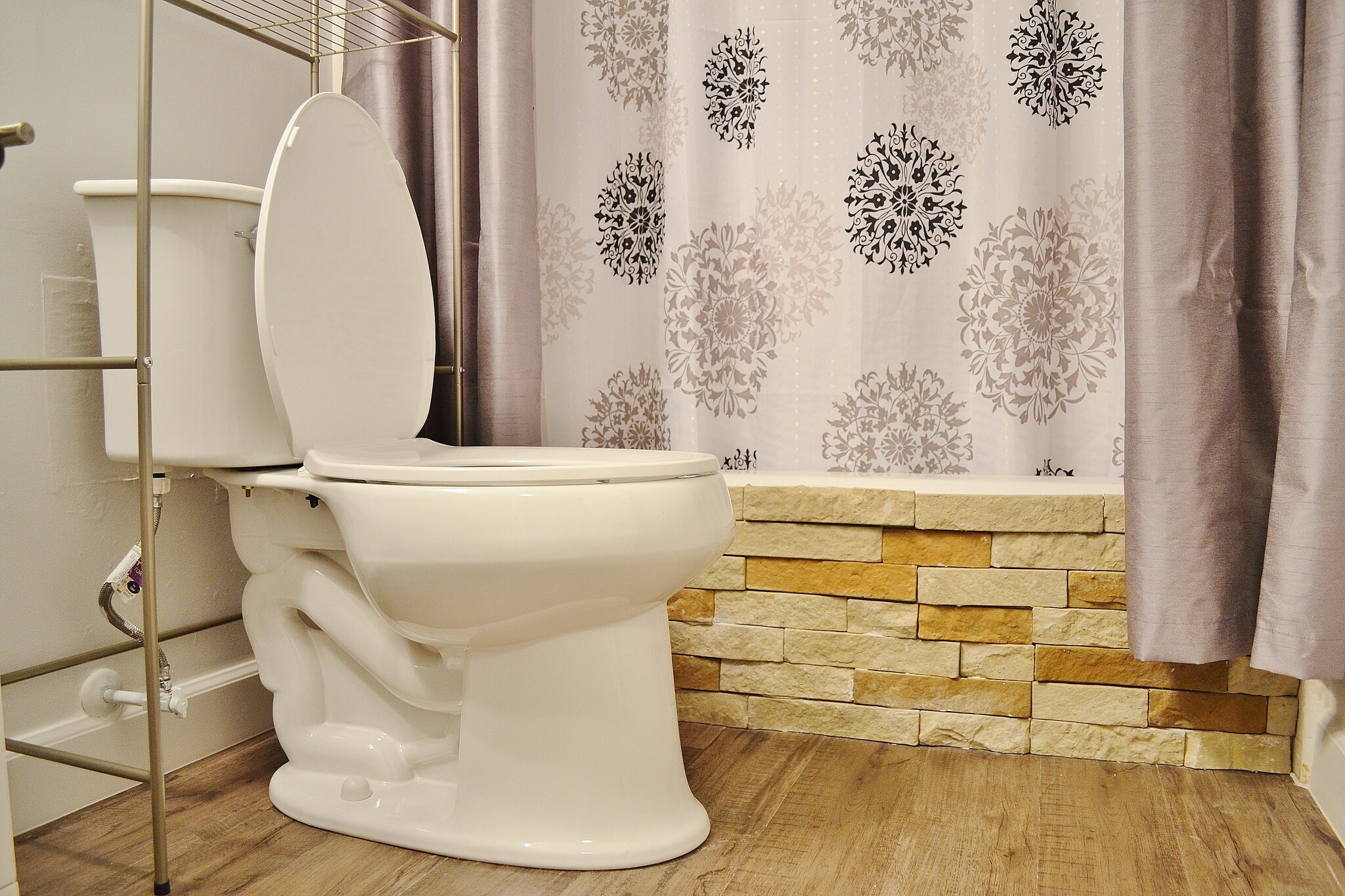 Toilet/Bath tub - 824 Kinau St