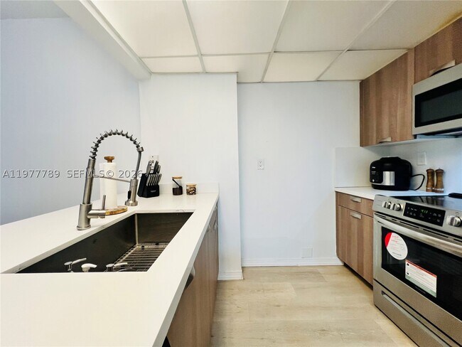 Building Photo - 540 Brickell Key Dr