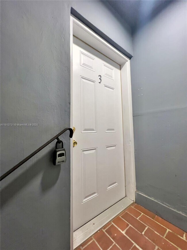 Building Photo - 637 SW 10th Ave